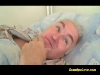 Grootvader godin neuken een mooi brunette verpleegster geven pijpen