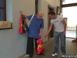 Outstanding blondynka babcia podoba szczęśliwy facet na pomoc