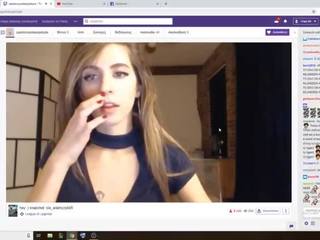 Κορίτσι μαλακία και γυναικείος οργασμός σε twitch ρεύμα προτού να πάρει απαγορεύεται